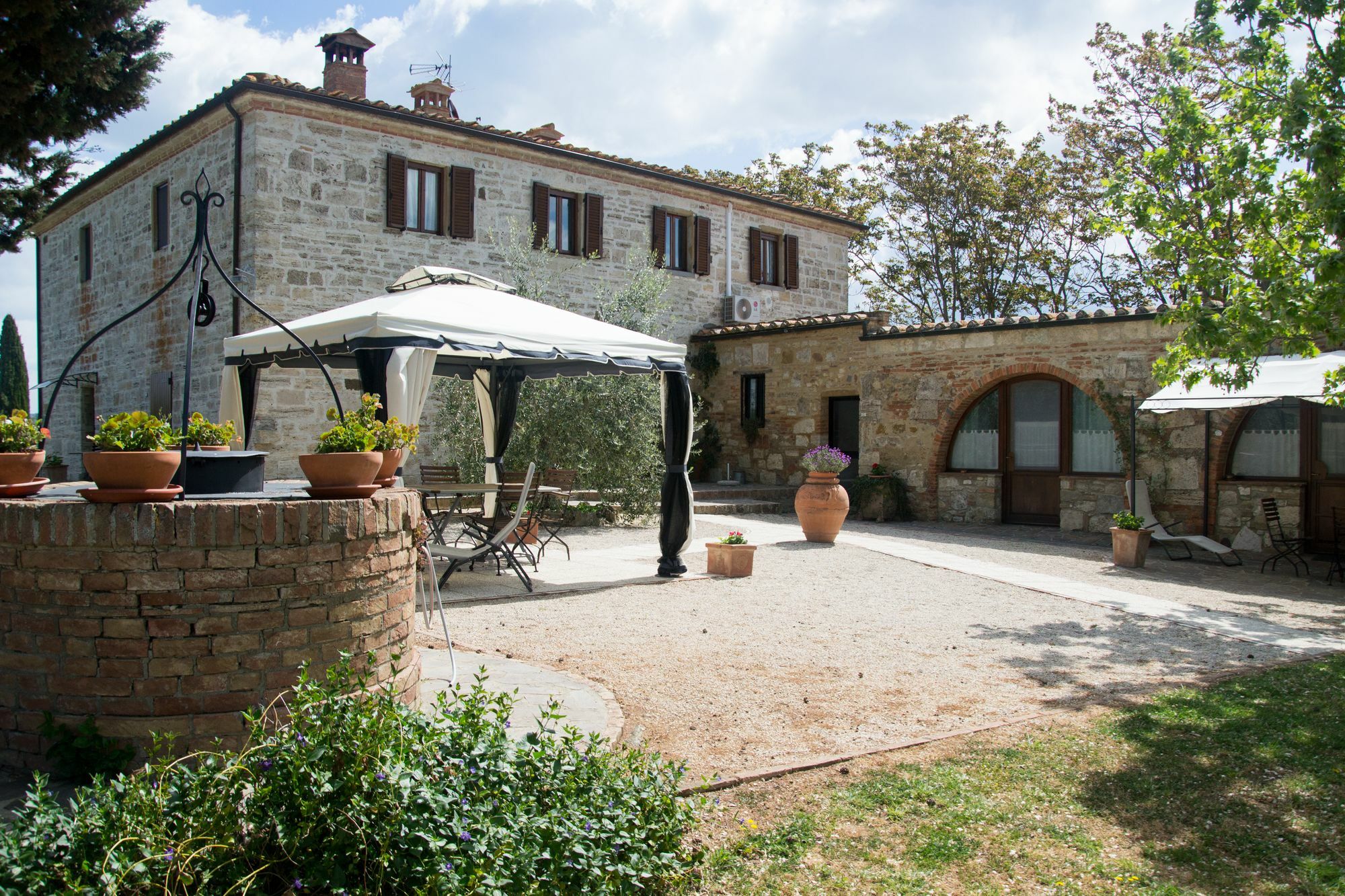 La Canonica San Giovanni dʼAsso Buitenkant foto